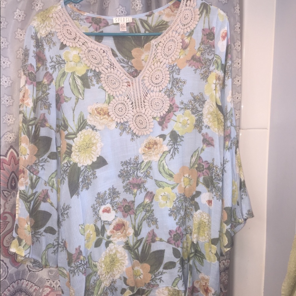 Ladies top. Size small. Like new.